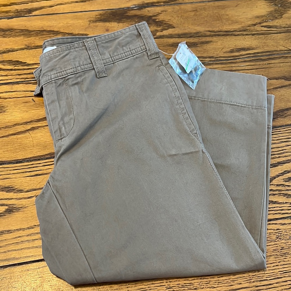 BRAND NEW Gap khaki capri-size 0